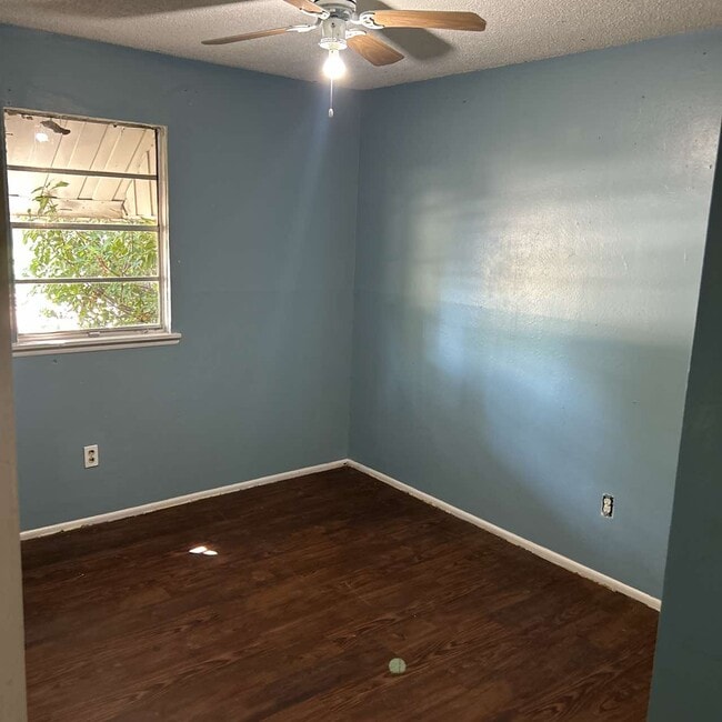 Building Photo - 2802 Hood Dr