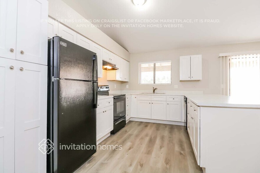 Building Photo - 8010 W Sierra Vista Dr