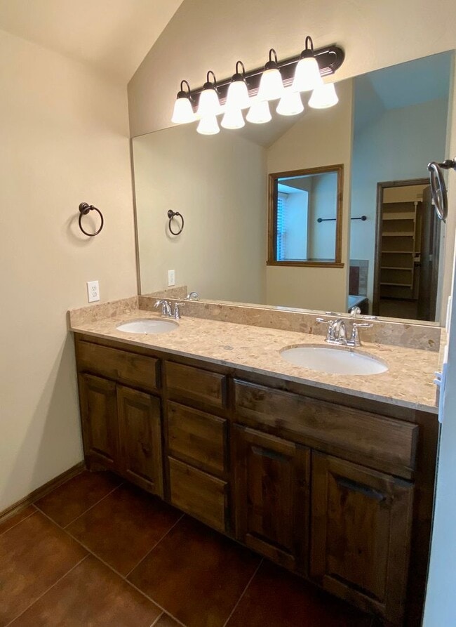 Building Photo - Water Front Property!!  3 Bed, 2 bath with Storm Shelter