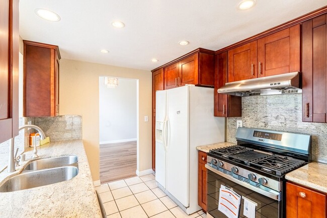 Building Photo - 13564 Cres Hill Dr