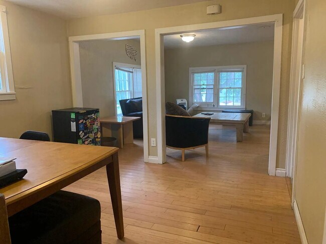 Building Photo - SHORT TERM RENTAL: Spacious 5+ Bedroom Home on the Hill! Available Now-July 24th 2026.