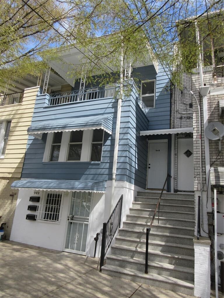 Building Photo - 949 E 213th St