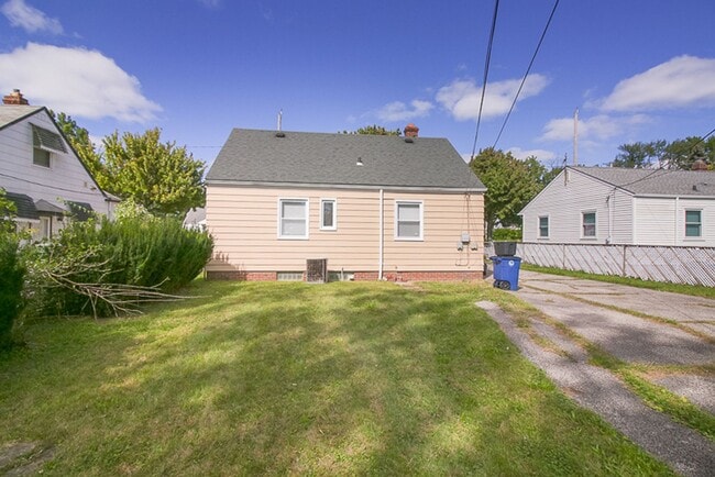 Building Photo - 3 bedroom Spacious Cape Cod!