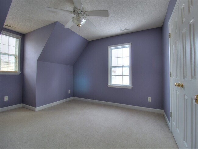 Building Photo - Beautiful 3 bedroom / 2.5 Bath Home in Win...