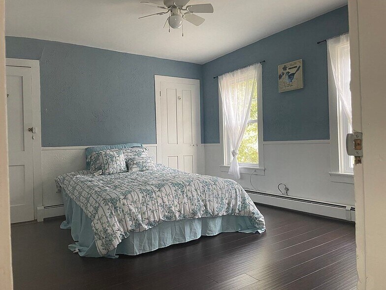 Building Photo - 27 Snell St