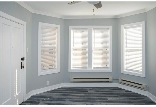 Building Photo - 3821 N Greenview Ave