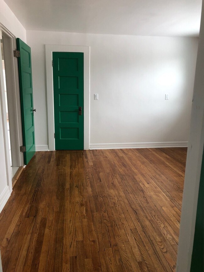 Building Photo - 120 N Austin St