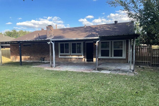 Building Photo - 8703 Saratoga Forest Dr