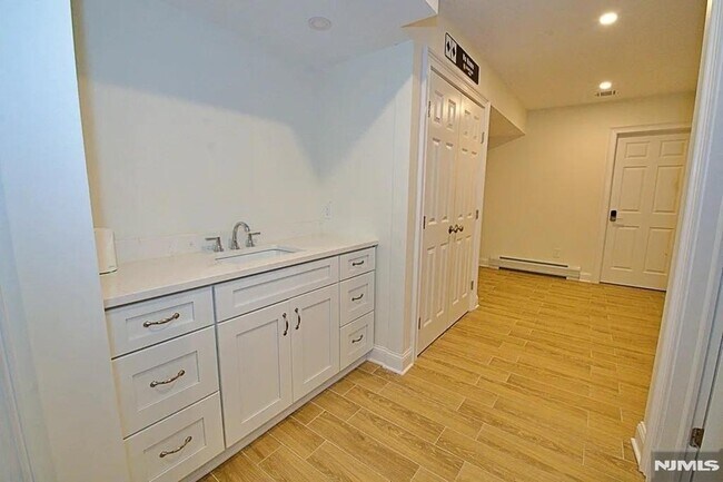 Building Photo - 2408 Hammett Ave