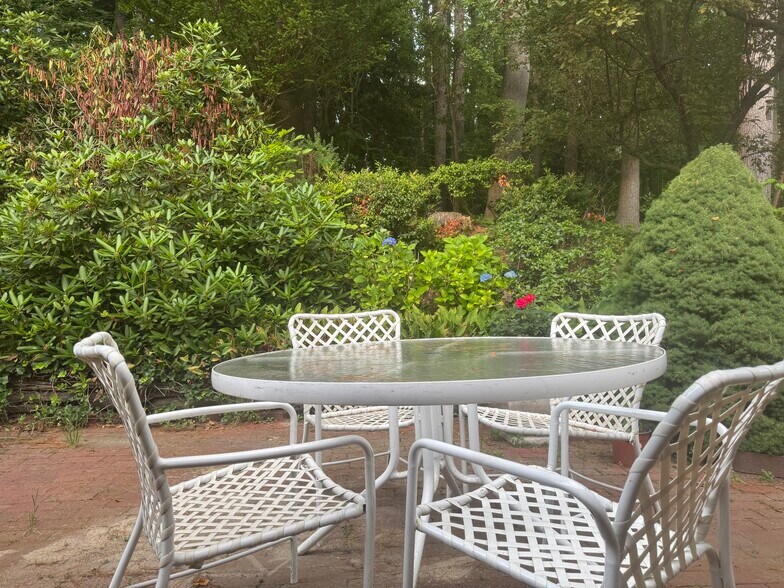 Building Photo - 102 Hillside Rd