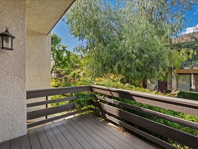 Building Photo - Spacious 3Beds+2.5Baths Townhouse With A B...