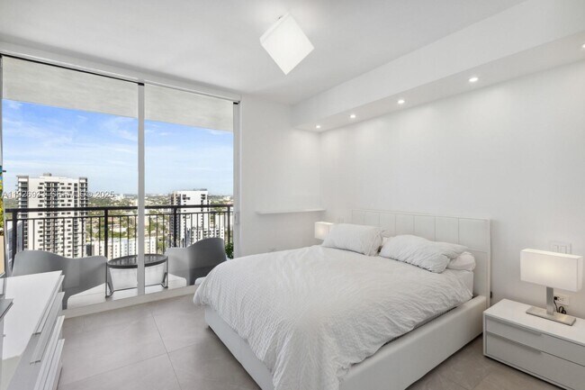 Building Photo - 999 SW 1st Ave