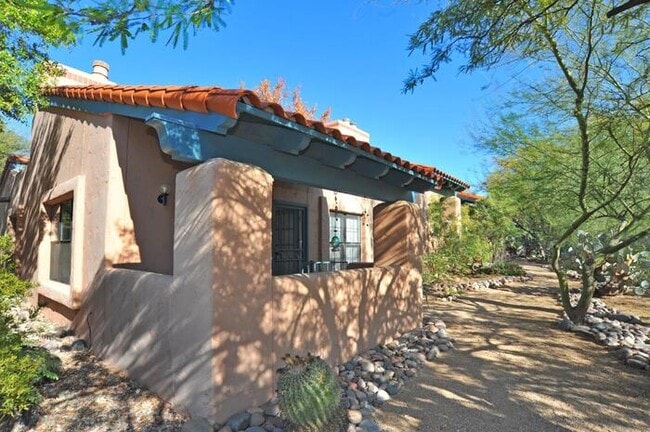 Building Photo - Sabino Canyon Townhome