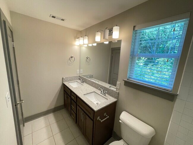Building Photo - Bristol Creek 2 bedroom unit with fenced p...