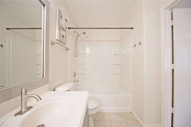 Building Photo - 6 Thicket Grove Pl