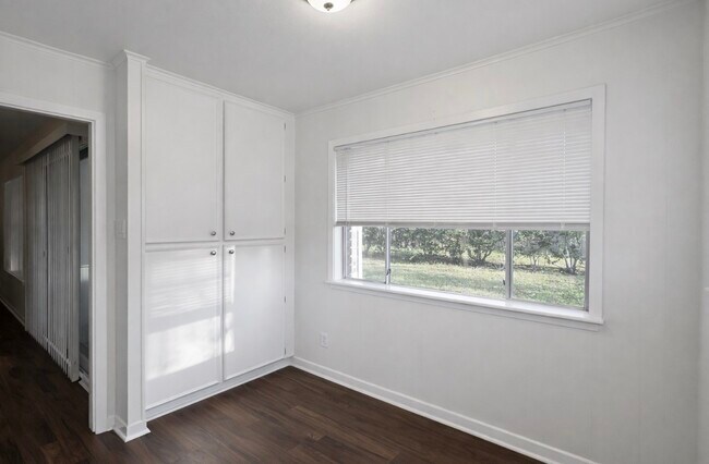 Building Photo - 205 E Crestmont Dr