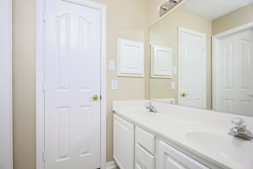 Building Photo - 4420 Vanderpool Dr