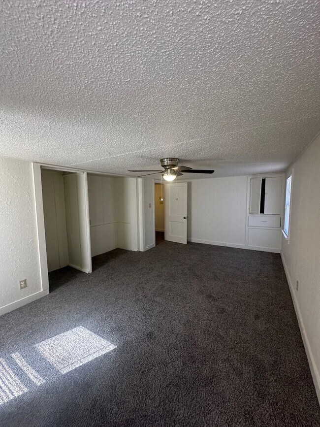 Building Photo - Spacious 4 Bedroom!