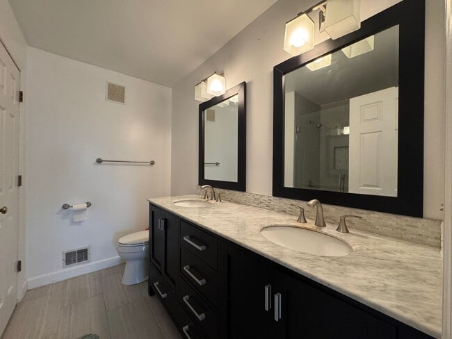 Building Photo - Beautiful 2 Bed 2 Bath End-Unit Townhome I...