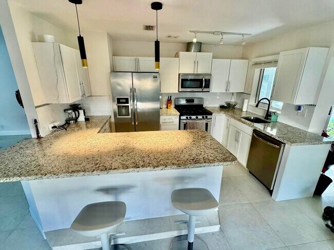 Building Photo - 376 SW 2nd St