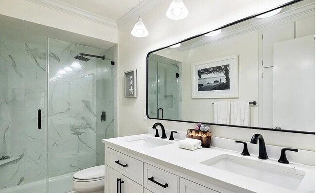 Building Photo - This 1-bedroom, 1-bathroom gem offers the perfect blend of contemporary style, convenience, and t...