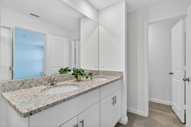 Building Photo - 483 Salisbury Cir