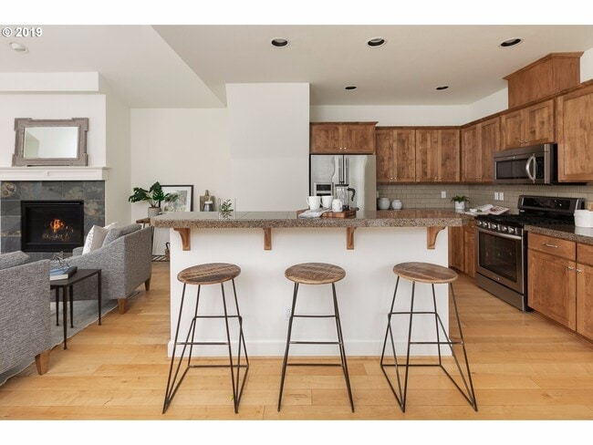 Building Photo - Amazing 3 bed / 2.5 bath Duplex with Bonus Room!