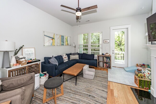 Building Photo - 3 Bedroom 3 Bath Single Family Home in Sab...