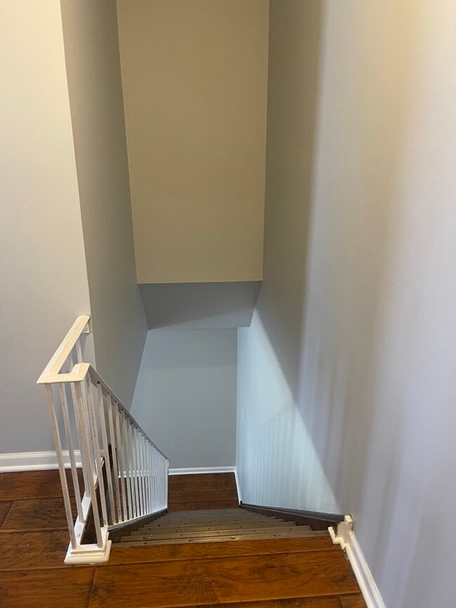 Building Photo - 423 James Ct