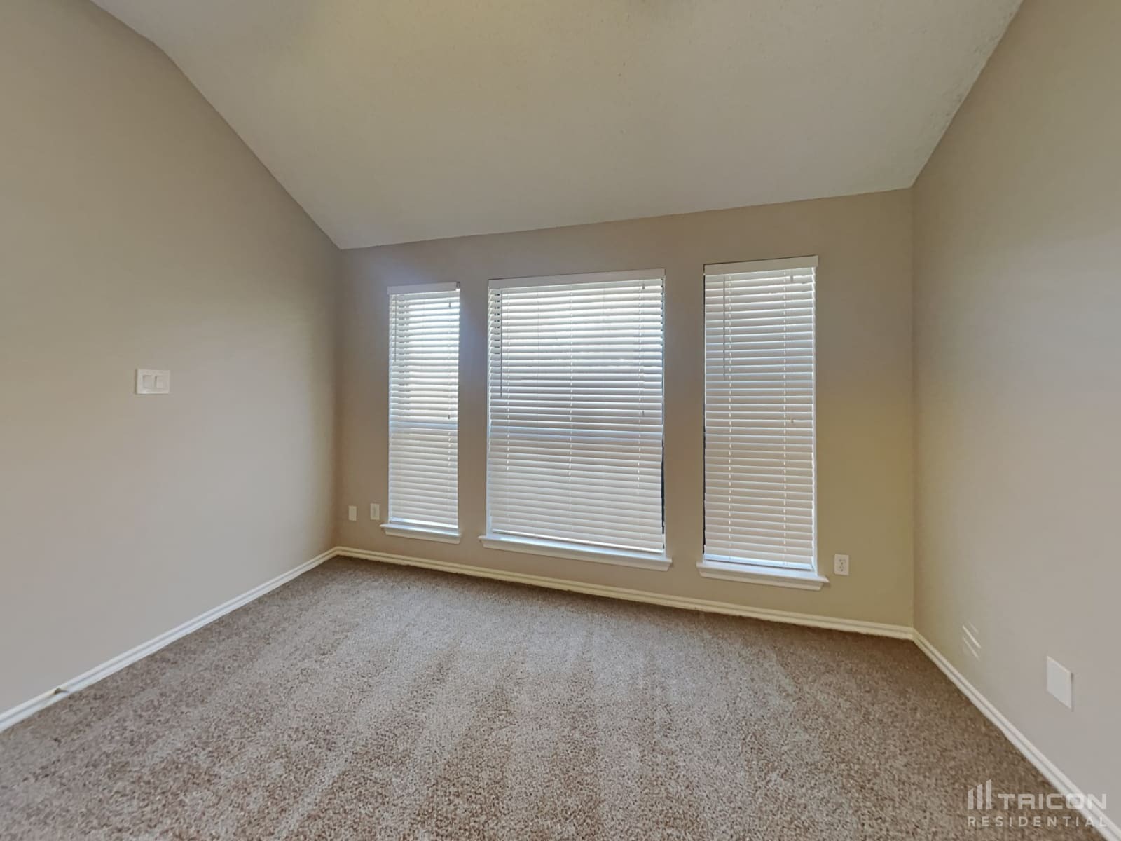 Building Photo - 653 Edgewood Dr