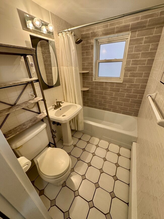 Building Photo - 1314 Central St