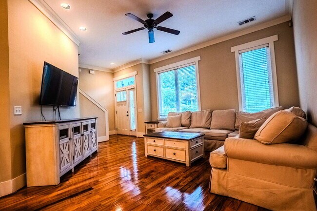 Building Photo - Leasing for FALL 2026! 3Bed/3Bath Townhouse walking distance to FSU! $800/room! FULLY FURNISHED!