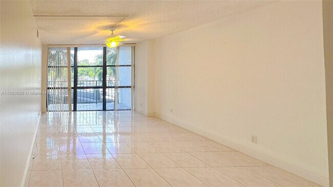 Building Photo - 800 Parkview Dr