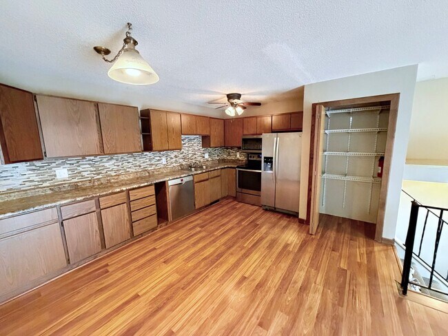 Building Photo - Versatile Oakdale Home Featuring 2 Kitchens, Sun Deck & Mother-in-Law Suite!