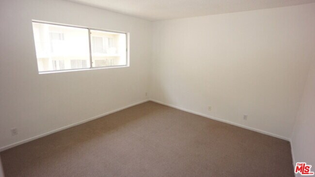 Building Photo - 1418 S Bentley Ave