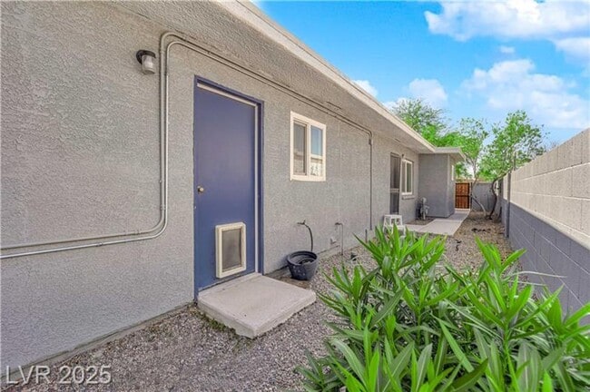 Building Photo - A Must See!! 5 bedroom 3.5 Bathroom home i...