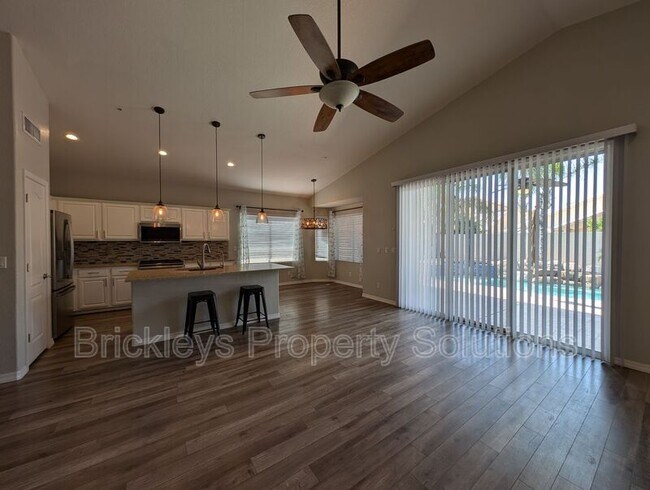 Building Photo - 9213 E Wood Dr