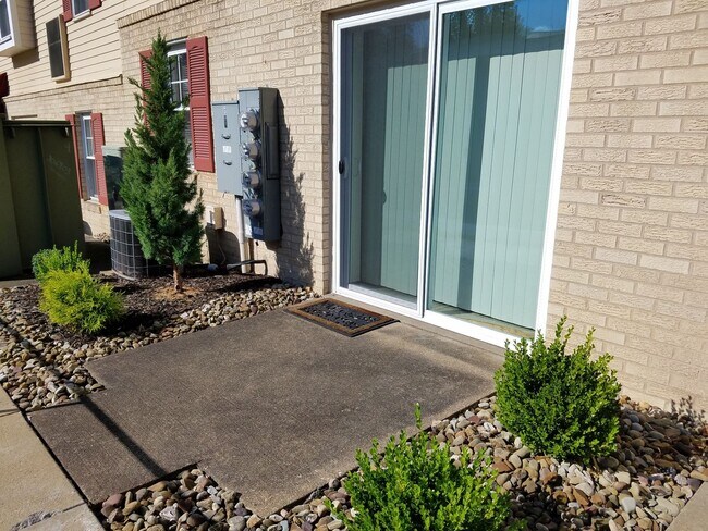 Building Photo - Fantastic North Hills 1 BR! Equipped Kitchen Including Dishwasher! Call TODAY!