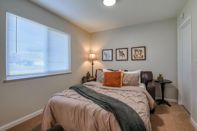 Building Photo - 546 Woodstock Way