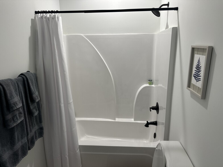 Tub/Shower Combo in Bath - 1595 Auburn St