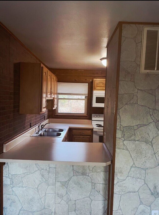 Building Photo - 512 Log Cabin