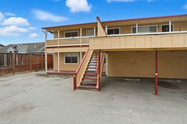 Building Photo - Spacious Upstairs Unit!