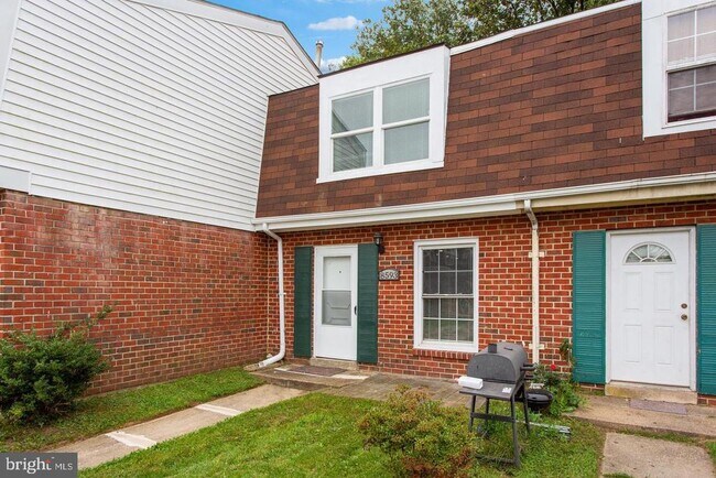 Building Photo - 8593 Pioneer Dr