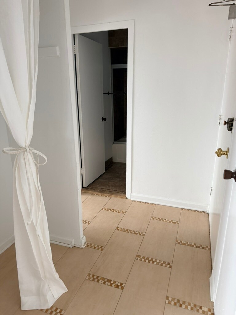 Building Photo - 708 W Bittersweet Pl