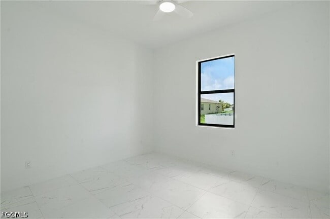 Building Photo - 472 Rajah St
