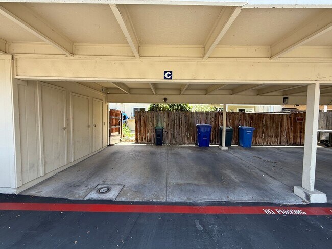 Building Photo - Spacious Two-Story 3 Bedroom, 1.5 Bath Tow...