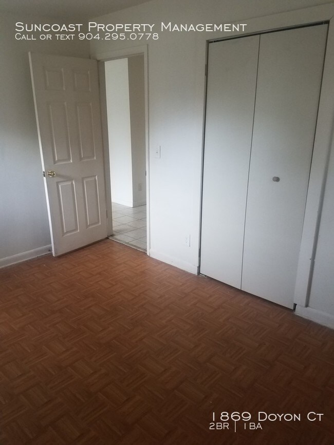 Building Photo - 2 bedroom, 1 Bath Duplex!
