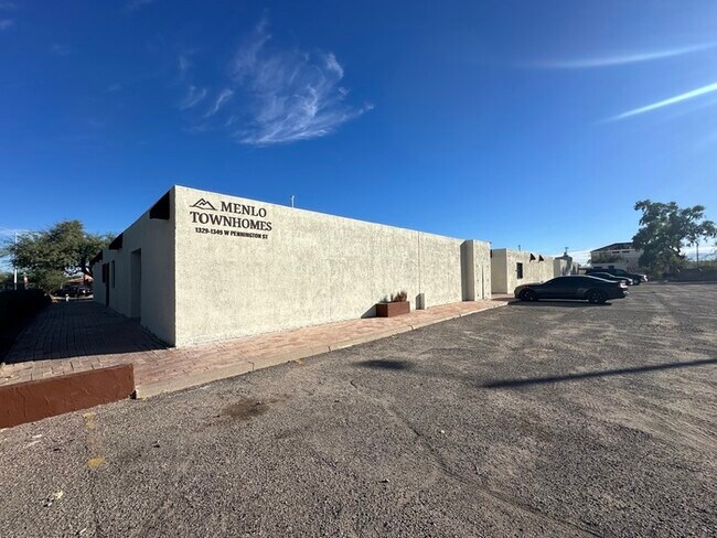 Building Photo - Holiday Move In Special! 1/2 Off December's Rent! Unique Townhome with Open Layout! All Appliance...