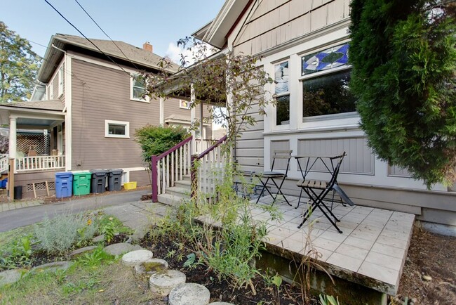 Building Photo - 1913 SE Stark St