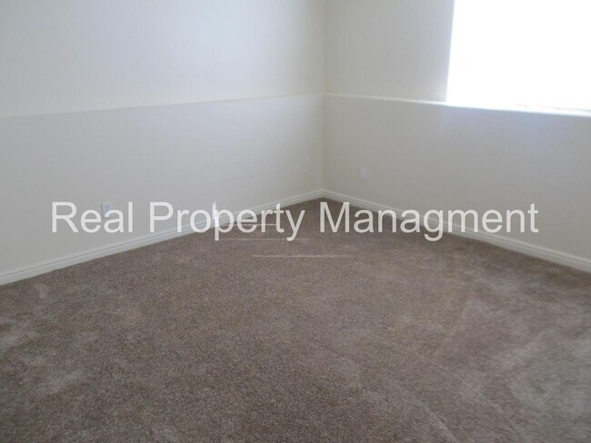 Building Photo - A beautiful 4 bed, 3 bath Home in River Heights! Half Off Pro Rated Rent for August!